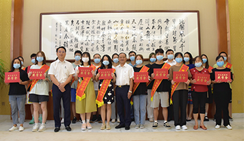 風(fēng)好正揚(yáng)帆，奮斗正當(dāng)時(shí)|廣東霸王花集團(tuán)舉行2021年高考獎(jiǎng)學(xué)金發(fā)放儀式