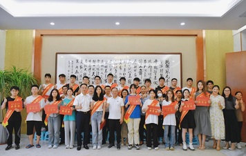 潛心篤志，筑夢啟航——廣東霸王花集團(tuán)舉行2023年高考獎(jiǎng)學(xué)金發(fā)放儀式