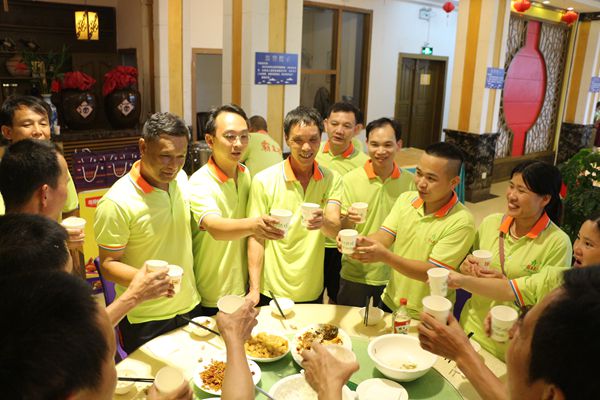 廣東霸王花集團桂林之旅——執(zhí)行總裁朱榮業(yè)率高層敬酒.jpg