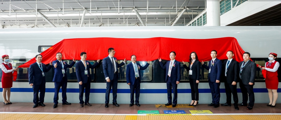 朱日楊董事長(zhǎng)、朱榮業(yè)總裁等人共同為車(chē)身貼揭幕.jpg